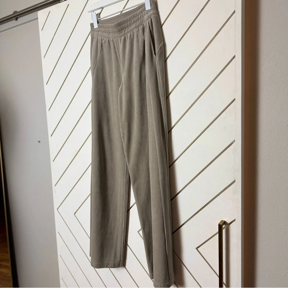 Lululemon | Mid-Rise Wide-Leg Pant Velvet Cord | Warm Ash Gray | Size 4 - Picture 3 of 13